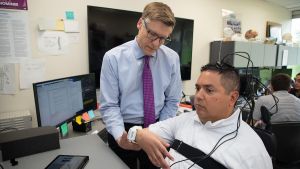 Un hombre con parálisis recupera el movimiento y la sensibilidad de sus manos gracias a una neuroprótesis: 