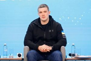 Guerre en Ukraine : après le remaniement surprise de Volodymyr Zelensky, les Ukrainiens manifestent contre le départ du ministre de la Défense
