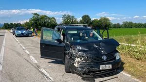 Sbaglia strada, fa un’inversione e si scontra con l’altra auto: sette feriti