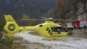Scivola in curva con la moto e finisce fuori strada: ferito un giovane di 23 anni