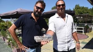Diagonal, una festa, poi la demolizione e ai fans resterà un modellino: in vendita gli oggetti del locale