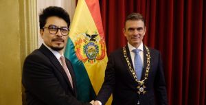 Paz se autocondecora y la ley que invocó ordena retirarle la joya