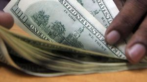 El dólar oficial sube 53,7% en 17 días y alcanza Bs 10,70; Paz cuestiona las críticas por las variaciones diarias