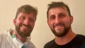Trovano un tesoro nascosto nella casa da bonificare: “Avrei saldato il mutuo, ma io e il mio collega non abbiamo mai pensato di intascarlo”