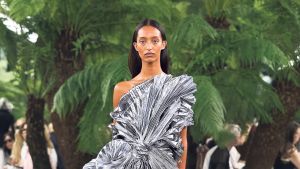 Paris’te yeni kuşak couture