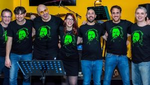 Balli e canti in spiaggia. La ’Bomber Band’ al Florenz