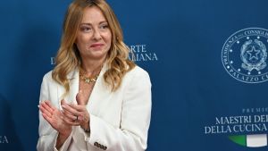 Il mare di Meloni. Ottiene l’ok alla legge elettorale e salva l’estate. In programma una festa per il record di governo