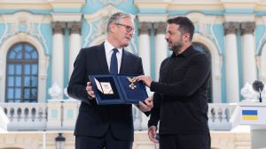 Il cuore inglese spezzato, la grazia tra rivali, il saluto di Starmer a Kyiv e il sorriso dentro un bidone