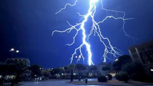 Sfida impossibile al meteo. Salta la lezione di Galimberti. E ora monta il caso rimborsi