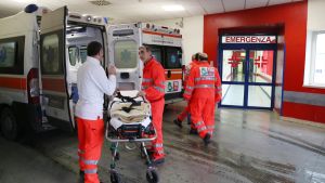 Pazienti dimessi e bloccati in pronto soccorso, lunghissime attese per le ambulanze