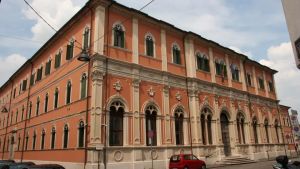 Botte per anni alla figlia, prof di religione condannato a 4 anni