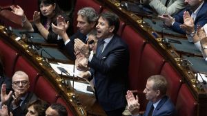 L’opposizione: è una truffa. Ma la vera partita a sinistra è la lotta per la leadership