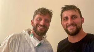 Trovano un tesoro nascosto nella casa da bonificare: “Avrei saldato il mutuo, ma io e il mio collega non abbiamo mai pensato di intascarlo”