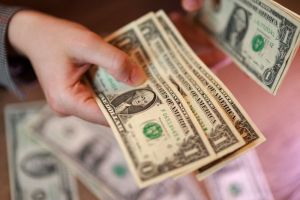 Dollar stabiel maar op weg naar weekdaling door afnemende renteverwachtingen