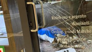 Sfondano la porta del compro oro a Mestre: banda scappa con 200 mila euro di bottino