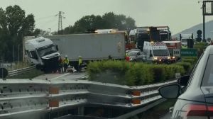 Schianto tra tir e autocarro in A4 a Vigonza, autostrada bloccata verso Trieste