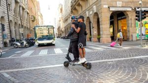 Cambiano le regole sull'uso del monopattino: cinque multati senza assicurazione