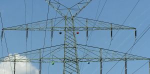 À quoi servent les grosses boules orange suspendues aux lignes électriques ?