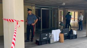Omicidio a Modena, accoltellato sulle scale di casa: l’allarme lanciato dai vicini. La diretta