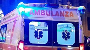 Si appoggiano a un palo della luce mentre aspettano il treno: due giovani folgorati