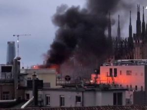 Incendio in un palazzo vicino alla Rinascente a Milano: vigili sul posto