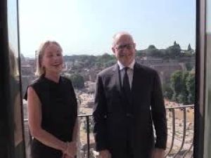 Sharon Stone e Gualtieri in Campidoglio affacciati dal balcone con vista Fori Imperiali