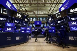 Wall St-futures zakken door chipaandelen; Netflix keldert