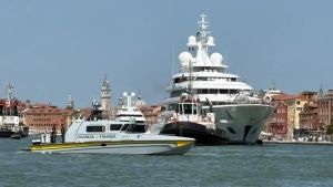 Il maxi yacht di Tilman Fertitta arrivato a Venezia: sicurezza rafforzata