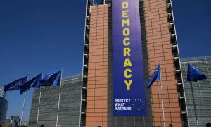 Bruselj Slovenijo poziva k dodatnim ukrepom za pregon korupcije in zaščito novinarjev