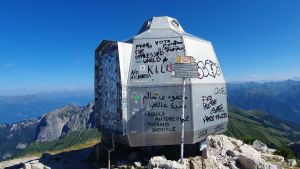 Vandali all’opera in Grignetta: imbrattate le pareti del bivacco Bruno Ferrario