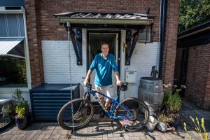 Docent Marc (62) koos voor een bijbaan als babs: ‘De romanticus in mij vindt dit werk prachtig’
