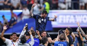 Il calcio piegato allo show