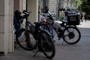 Comment Uber consolide son empire de la livraison de repas avec plus de 12 milliards déboursés pour avaler l’allemand Delivery Hero