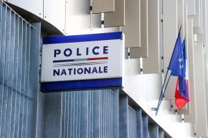 Pau : ses propositions sexuelles et de gardes d’enfants sur internet le conduisent en garde à vue