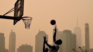 Maxi incendi in Canada, emergenza anche negli Usa. Paura per la finale dei Mondiali