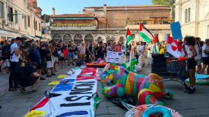Inizia la protesta dei centri sociali contro l’ambasciatore Fertitta: «Venezia non si Usa»