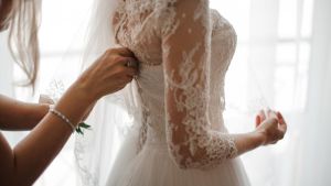 Non può permettersi l’abito da sposa, lo cerca sui social: “Regalatemi un giorno di felicità”. E il web si mobilita