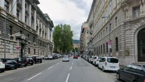 Un’altra anziana truffata con la tecnica dell’ipnosi a Trieste: sottratti gioielli per più di 30 mila euro