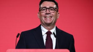 Andy Burnham esce da TikTok, diventa il leader del Labour inglese e prova a fare un governo da adulto