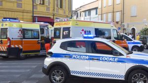 Auto fuori controllo si schianta tra la folla a Rimini: paura e feriti a Borgo San Giuliano