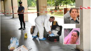 Ammazzato a coltellate all’alba, il corpo riverso sulle scale. La compagna confessa: “Sono stata io”