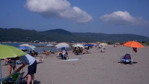 Marinella, caos concessioni: dominano le spiagge libere, ma le famiglie scelgono altri lidi