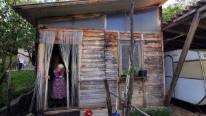 Angela muore quasi centenaria in una baracca senza rientrare nel suo appartamento distrutto dal terremoto del ‘97