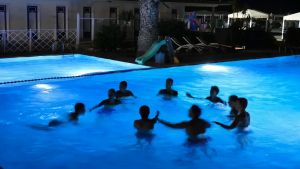 Entrano di notte nella piscina del bagno ‘Marzocco’. Lo sgomento dei titolari: “In caso di malore cosa accadrebbe?”