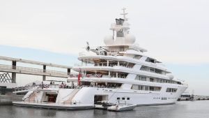 Il mega yacht lungo 117 metri dell’ambasciatore Usa, vale 450 milioni: piscine, spa, mini campo da golf