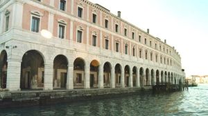 Violenta la figlia sotto la doccia e diffonde il video, papà condannato a 12 anni