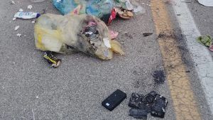 Un cellulare fra la plastica provoca un incendio in un camion Sesa, intervengono i vigili del fuoco