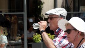Emergenza caldo a Napoli, contro i malori rafforzati gli interventi per gli over 80 in città