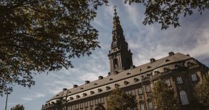 Tysk erfaring viser, hvorfor en folketingspræst vækker så voldsom modstand i Danmark