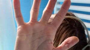 Picchiava la moglie incinta e la costringeva a prostituirsi: arrestato un 26enne a Padova